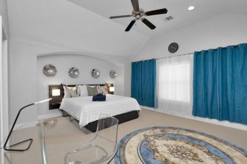 um quarto com uma cama e uma ventoinha de tecto em Dreamy 3BDRM Museum/Med ctr Gem em Houston