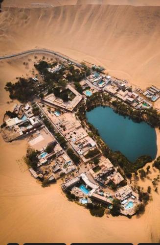 una vista aerea di un resort nel deserto di Armonía adapto personas adultas ancianas a Ica