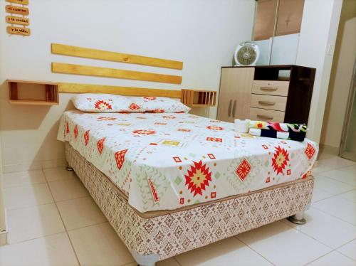 una camera con un letto in una stanza con di Armonía adapto personas adultas ancianas a Ica