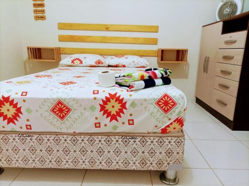 una camera con un grande letto con testiera in legno di Armonía adapto personas adultas ancianas a Ica
