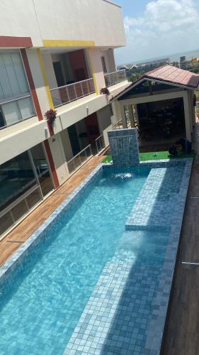 uma piscina em frente a um edifício em Premier do Atalaia em Salinópolis
