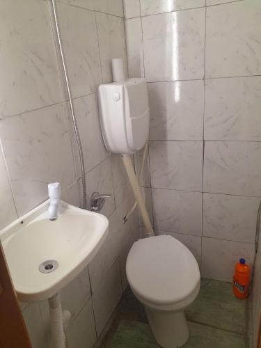 ein Badezimmer mit einem weißen WC und einem Waschbecken in der Unterkunft Apartamento en Atlantida in Atlántida