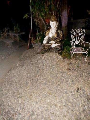 eine Statue einer Frau auf dem Boden neben einer Bank in der Unterkunft Apartamento en Atlantida in Atlántida
