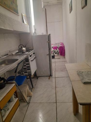 cocina con fregadero y nevera en Apartamento en Atlantida, en Atlántida