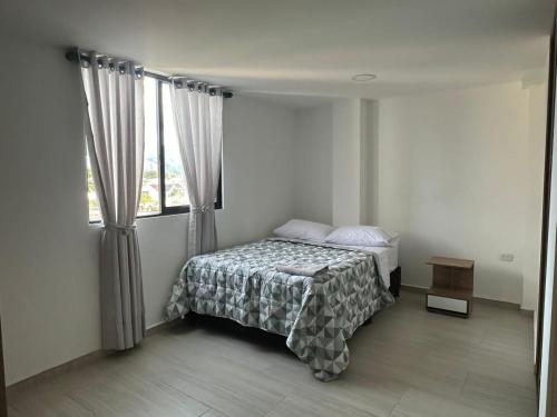 1 dormitorio con cama y ventana en Apartamento Amoblado Pitalito, en Pitalito