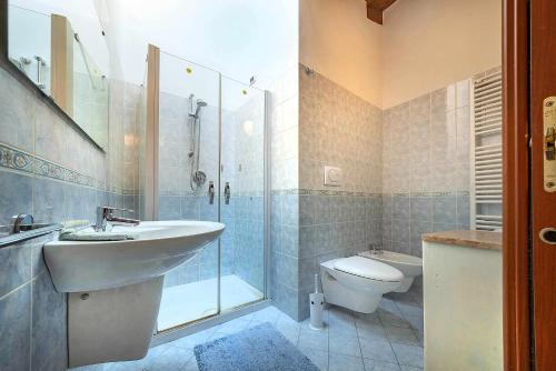 uma casa de banho com um lavatório, um chuveiro e um WC. em La Piazzetta centralissimo ristrutturato Wifi em Caprino Veronese