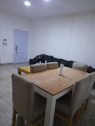 een tafel met stoelen en een bank in een kamer bij Maryhouse in Lomas de Zamora