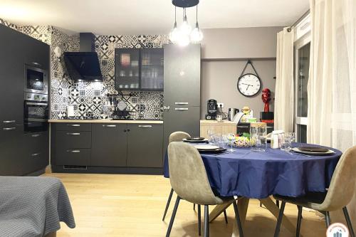 une table avec un chiffon bleu dans une cuisine dans l'établissement Le Port Enchanté - Parking - Terrasse, à Caen