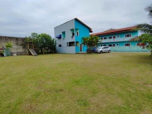 a large yard in front of a building at Apartamento dos Sonhos in Ilha Comprida