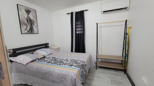 Le Marin的住宿－Maison d'Hanaya，一间卧室配有一张床和镜子