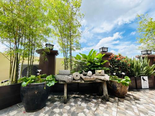 Сад в Pontian Garden Hotel