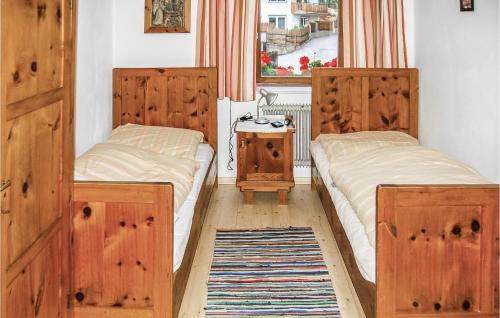 2 camas individuales en una habitación con ventana en Stunning Apartment In Rinn B, Innsbruck With 2 Bedrooms en Rinn
