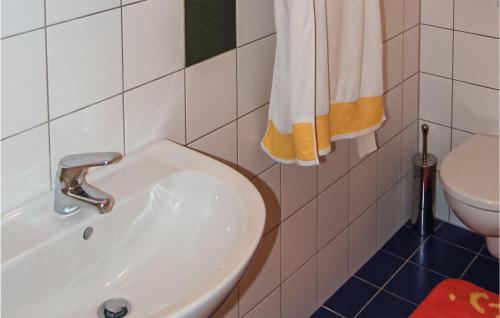 y baño con lavabo y aseo. en Stunning Apartment In Rinn B, Innsbruck With 2 Bedrooms en Rinn