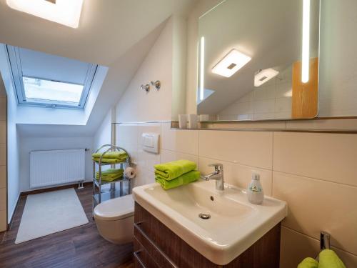 Ένα μπάνιο στο Wellness Ferienwohnung mit Hallenbad und Sauna