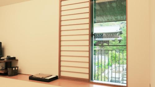 a room with a door with a window at Chion-in Wajun Kaikan in Kyoto