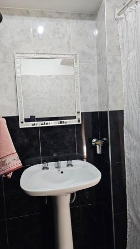 y baño con lavabo y espejo. en Alojamiento Ado en Luján de Cuyo