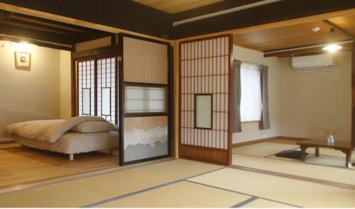 Higashiagatsumaにある麻の里の宿asanone。岩櫃山に佇む1日1組限定の古民家一棟貸し宿。のベッドルーム1室(ベッド1台付)、窓付きのベッドルーム1室が備わります。