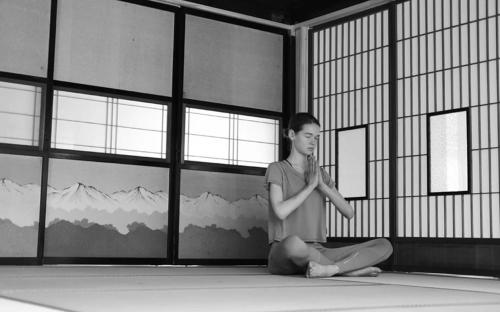 Higashiagatsumaにある麻の里の宿asanone。岩櫃山に佇む1日1組限定の古民家一棟貸し宿。の窓のある部屋に座る男
