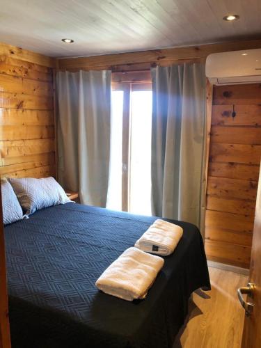 a bedroom with a bed with two towels on it at Molle Alojamiento Serrano in Villa Icho Cruz