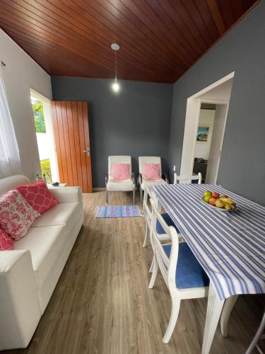 Un lugar para sentarse en Casa aconchegante em área privilegiada na Lagoa da Conceição