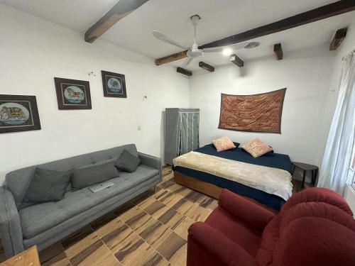 1 dormitorio con 1 cama y 1 sofá en Haciendita Xul-Ha, en Xul-Ha
