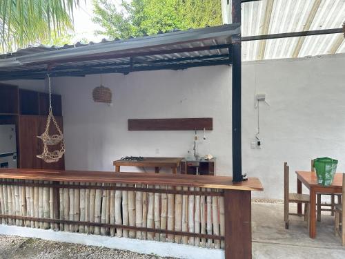 un patio con toldo y mesa y banco de madera en Haciendita Xul-Ha, en Xul-Ha