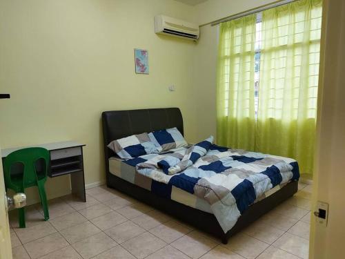 een slaapkamer met een bed, een tafel en een raam bij Samma HomeStay Double Storey Terrace House in Kota Kinabalu