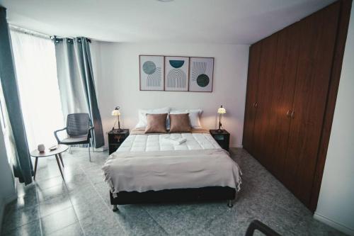 - une chambre avec un lit, une table et une chaise dans l'établissement Lindo Apartamento - Central, à Manizales