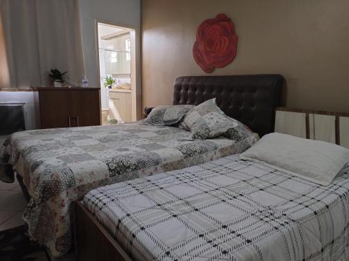 1 dormitorio con 1 cama con edredón en Casa e Ateliê de pintura Neiva Mario en São Gabriel