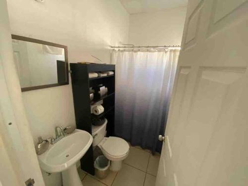 Kylpyhuone majoituspaikassa 2B & 1B Aza’s Home. Altamira Plus