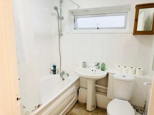 Koupelna v ubytování 2BR*Free Parking*Off A12*Family*Contractors