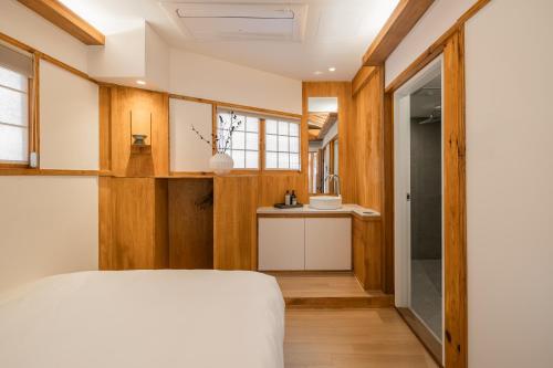 Luxury hanok with private foot bathtub -SN17_2