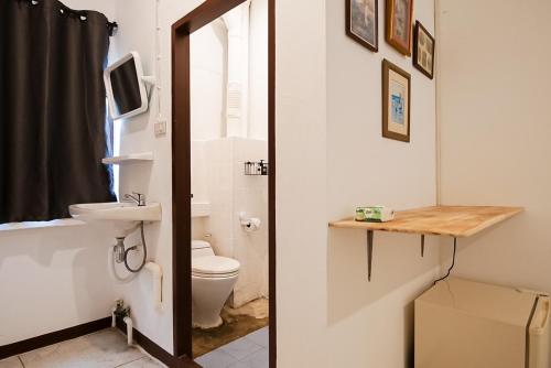 GO INN Asiatique - Charoen Krung في Godown: حمام مع مرحاض ومغسلة