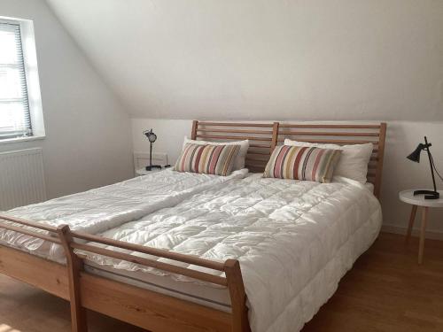Un pat sau paturi într-o cameră la Holiday home Nykøbing F