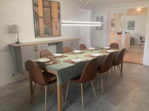 jadalnia ze stołem i krzesłami w obiekcie Holiday home Nykøbing F 