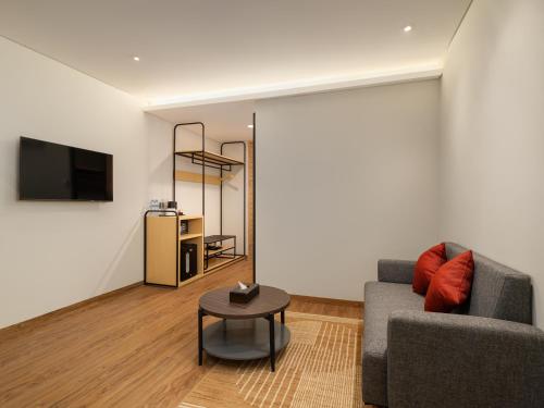 TV a/nebo společenská místnost v ubytování Luminor Hotel Padjadjaran Bogor by WH