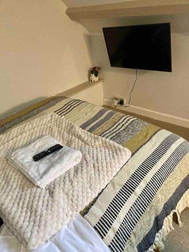 ein Bett mit einem weißen Handtuch darüber in der Unterkunft The Snug - cosy studio in Grade II listed building in Bath