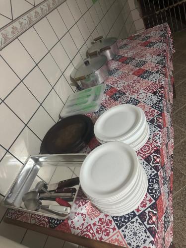 un bancone con piatti e utensili sopra di Espaço perainda a Boa Vista