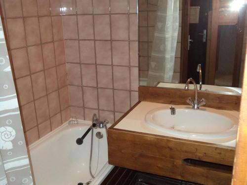 Maison Les Orres, 2 pièces, 6 personnes - FR-1-322-593 في ليه أورس: حمام مع حوض وحوض استحمام مع دش