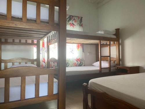 una habitación con dos literas y una cama en Cabañas Paulamar - Apto 2 - Tolu, en La Gloria