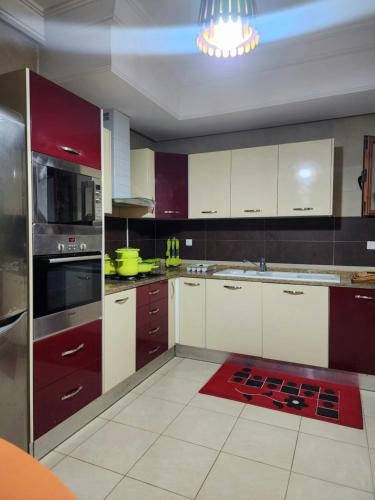 Una cocina o zona de cocina en Luxueux Appartement F3 jardin de carthage