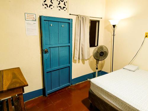 Hostal El Rioにあるベッド