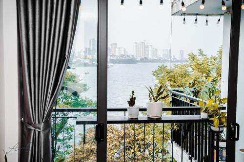 河內的住宿－AimeeHouse - Trích Sài，享有水景的阳台