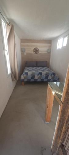 Camera piccola con letto e tavolo di Pousada Dunas da Imara Tiny House Conteiner. a Xangri-lá