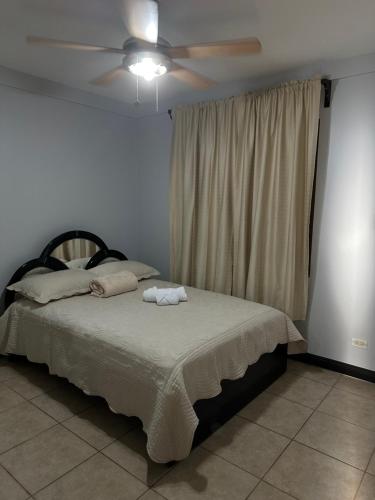 ein Schlafzimmer mit einem Bett mit zwei Handtüchern darauf in der Unterkunft Hermosa casa para descanso in Linda Vista