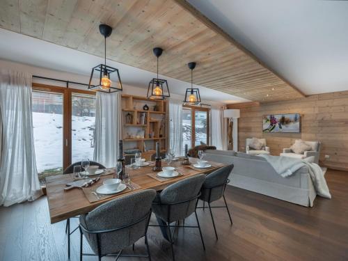une salle à manger et un salon avec une table et des chaises dans l'établissement Appartement spacieux à Megève, 3 ch, près des pistes, parking privé - FR-1-569-139, à Megève