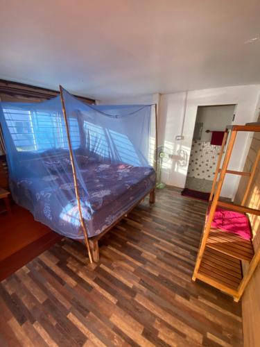 Un dormitorio con una cama y una escalera. en Sok Sabay, en Koh Rong