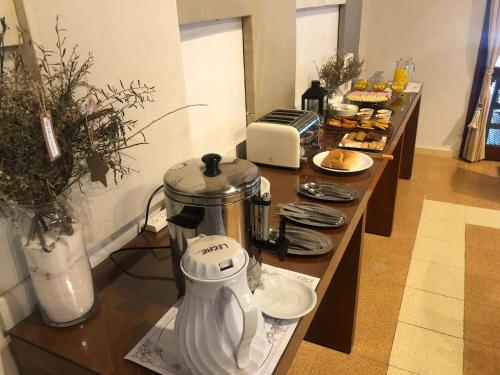 un comptoir avec une cafetière sur une table dans l'établissement LAS SALINAS GRAN HOTEL, à San José de las Salinas