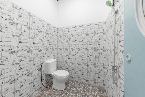 un baño con inodoro y ducha en RedDoorz @ Geopark Ciletuh Sukabumi, en Cilowa