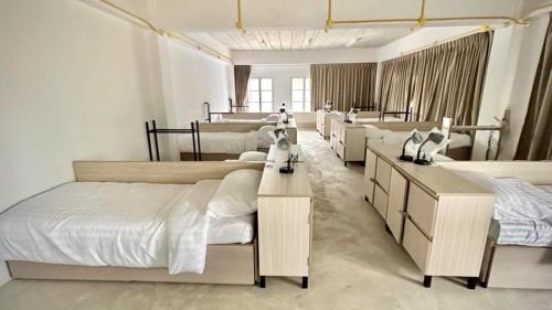 una camera con molti letti in una stanza di BBVC Hostel - CollegeStay a Ban Thurian